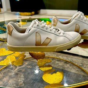 Barely worn Veja white & gold sneakers. U.S. size 8 ESPLAR LEATHER WHITE PLATINE